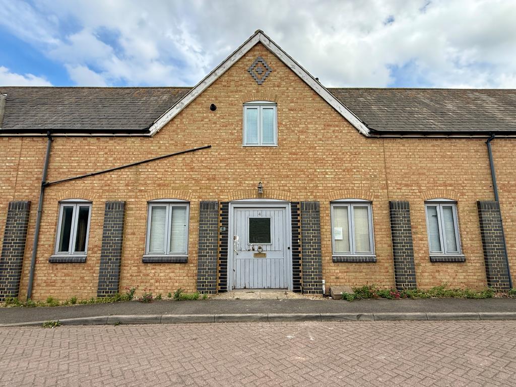 Lot: 67 - THREE-BEDROOM TERRACE HOUSE - Terrace house